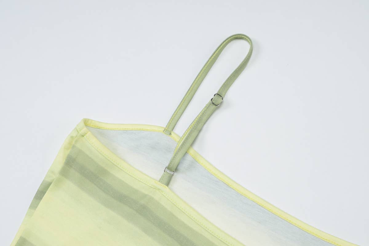 Striped low-cut halter dress that covers buttocks