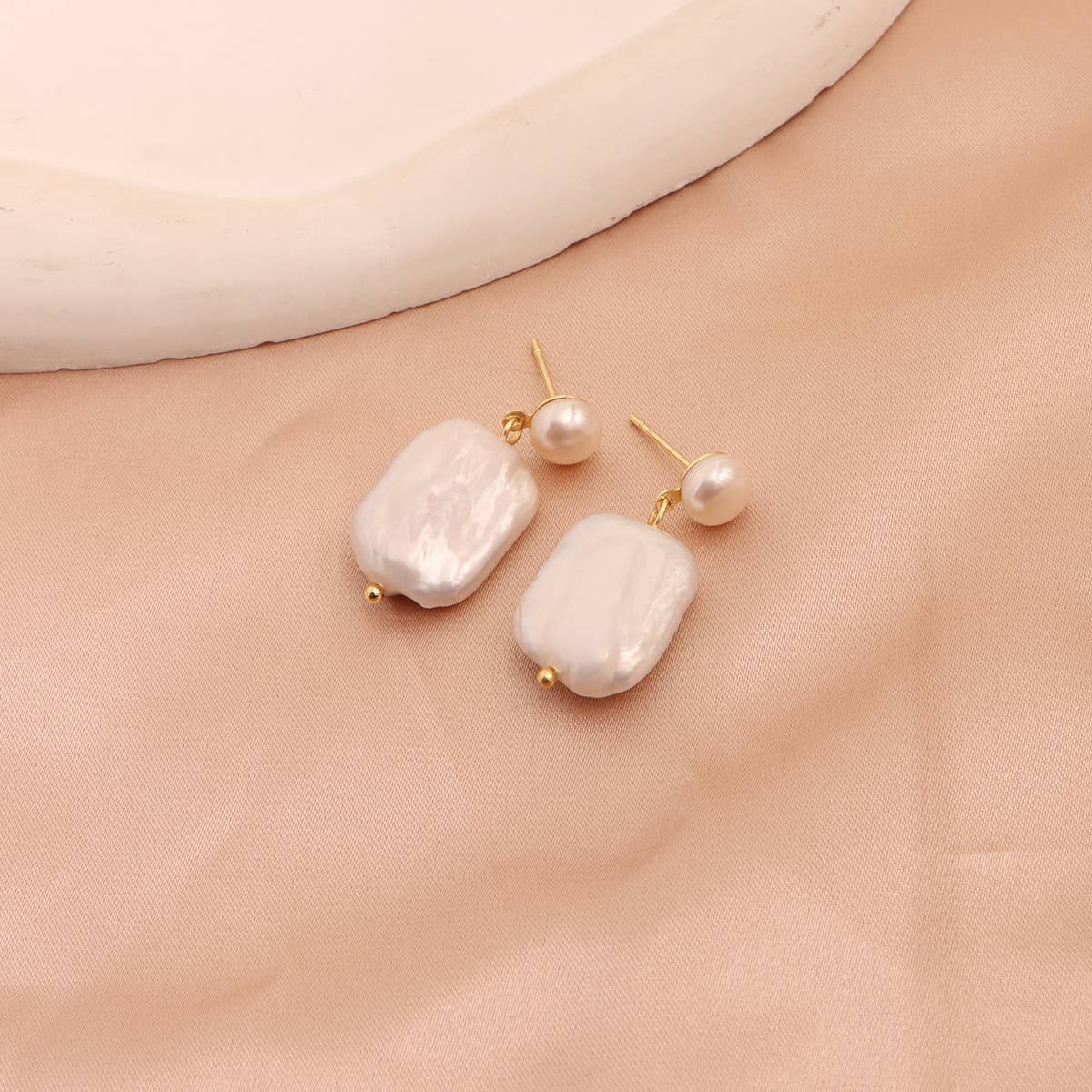 Versatile retro pearl Baroque stud earrings