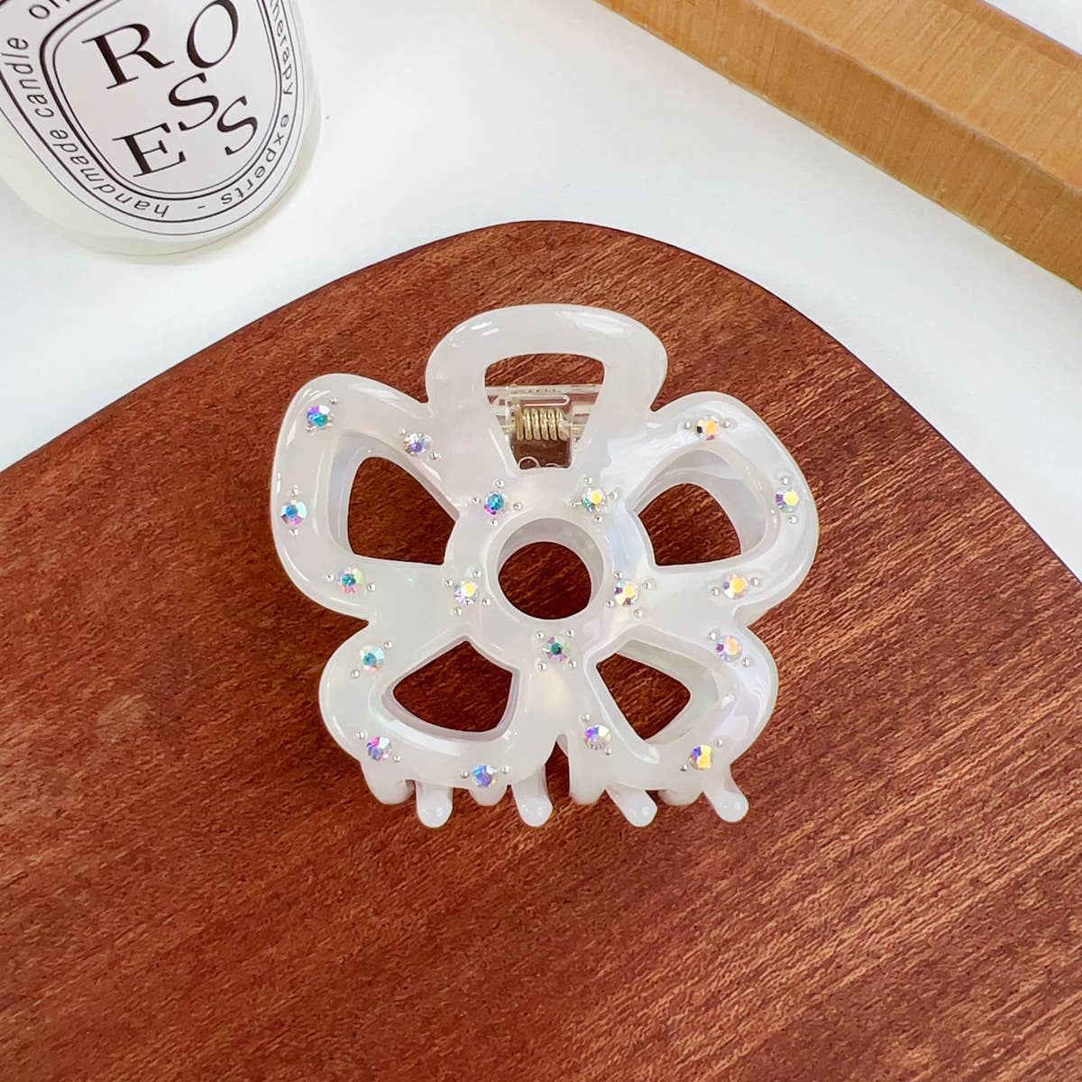 Hollowed-out flower diamond-encrusted grab clip