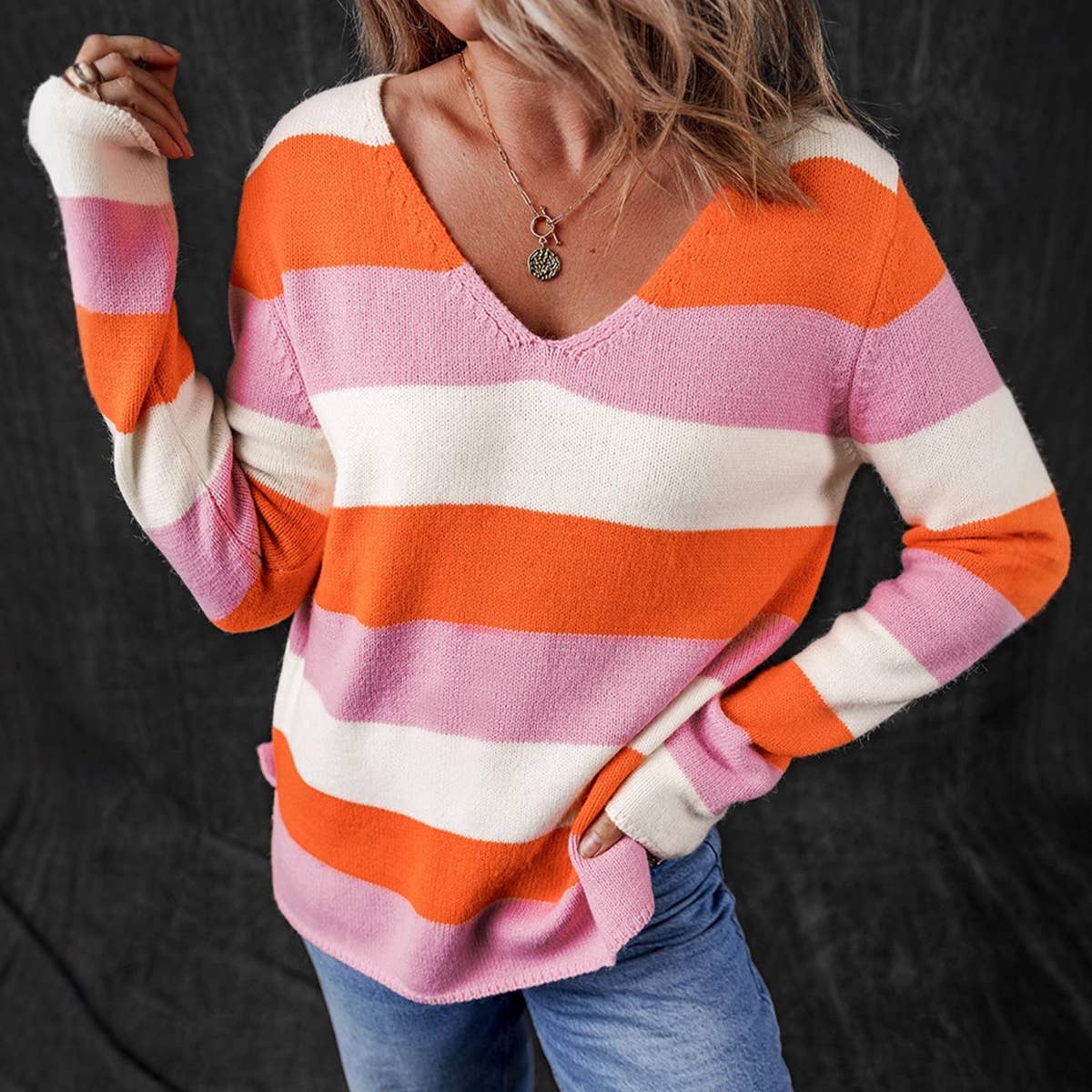 STYLISH V-NECK SWEATER IN CONTRASTING COLORS