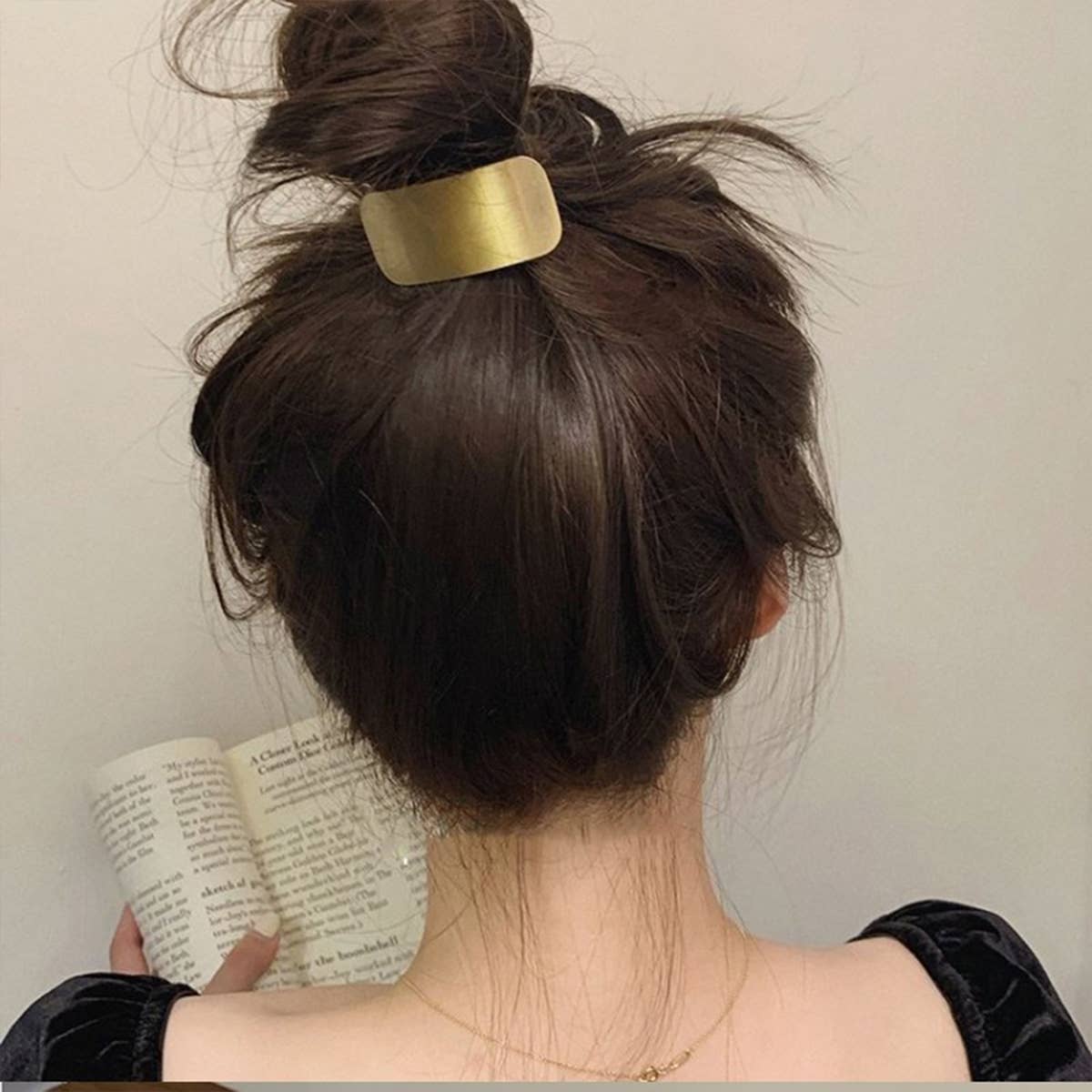 MINIMALIST TEXTURE AND VERSATILE HAIR SCRUNCHIES