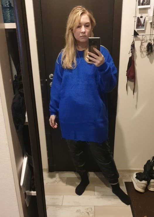 SOLID COLOR RIPPED MID-LENGTH CREW-NECK SWEATER