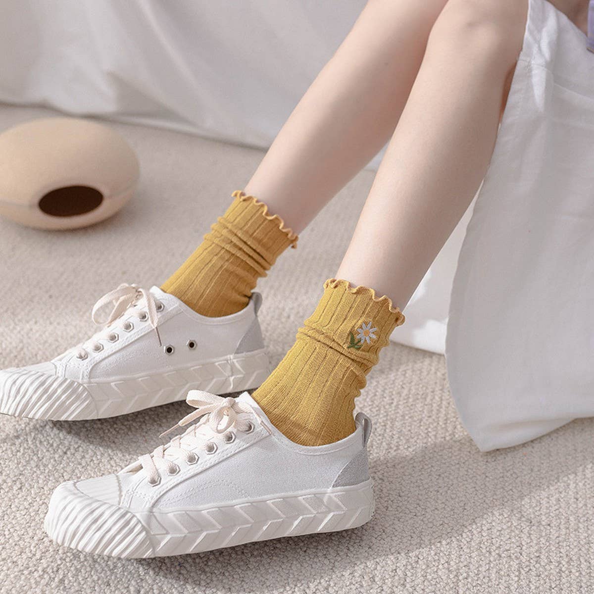 RUFFLE HEM CHRYSANTHEMUM EMBROIDERED SOCKS