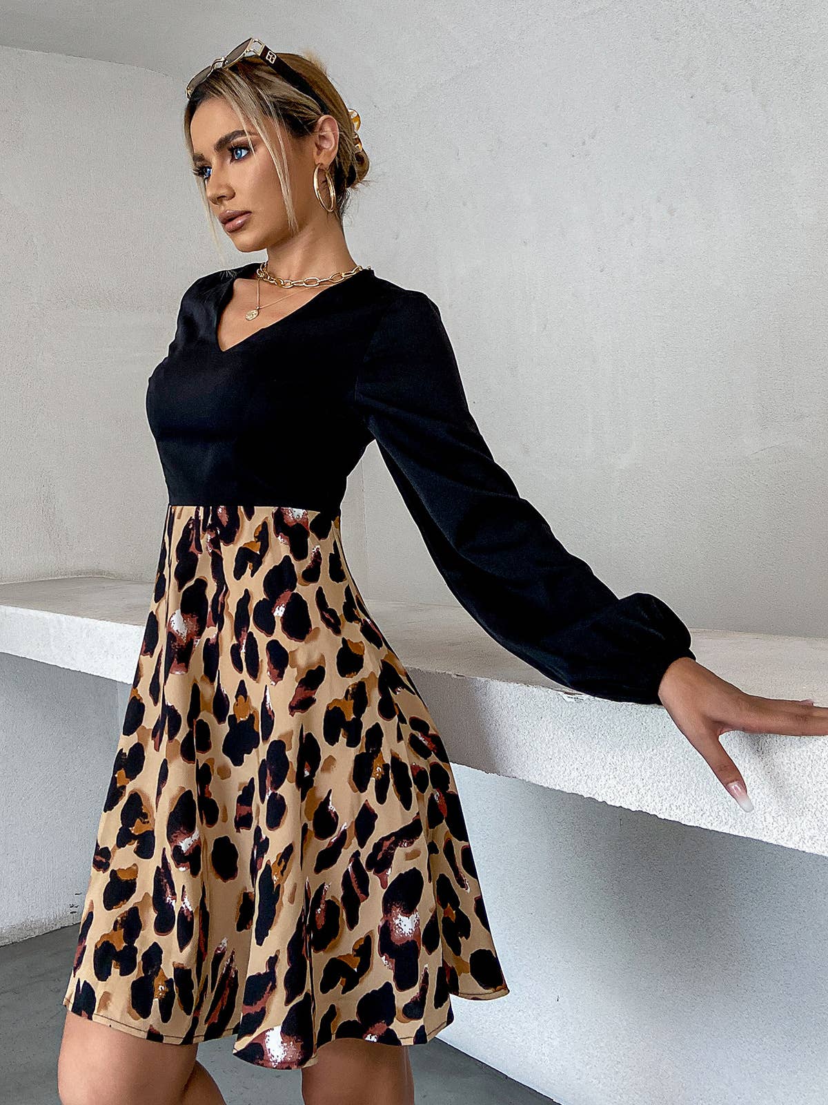 LEOPARD PRINT LANTERN SLEEVE V-NECK SLIM-FIT DRESS