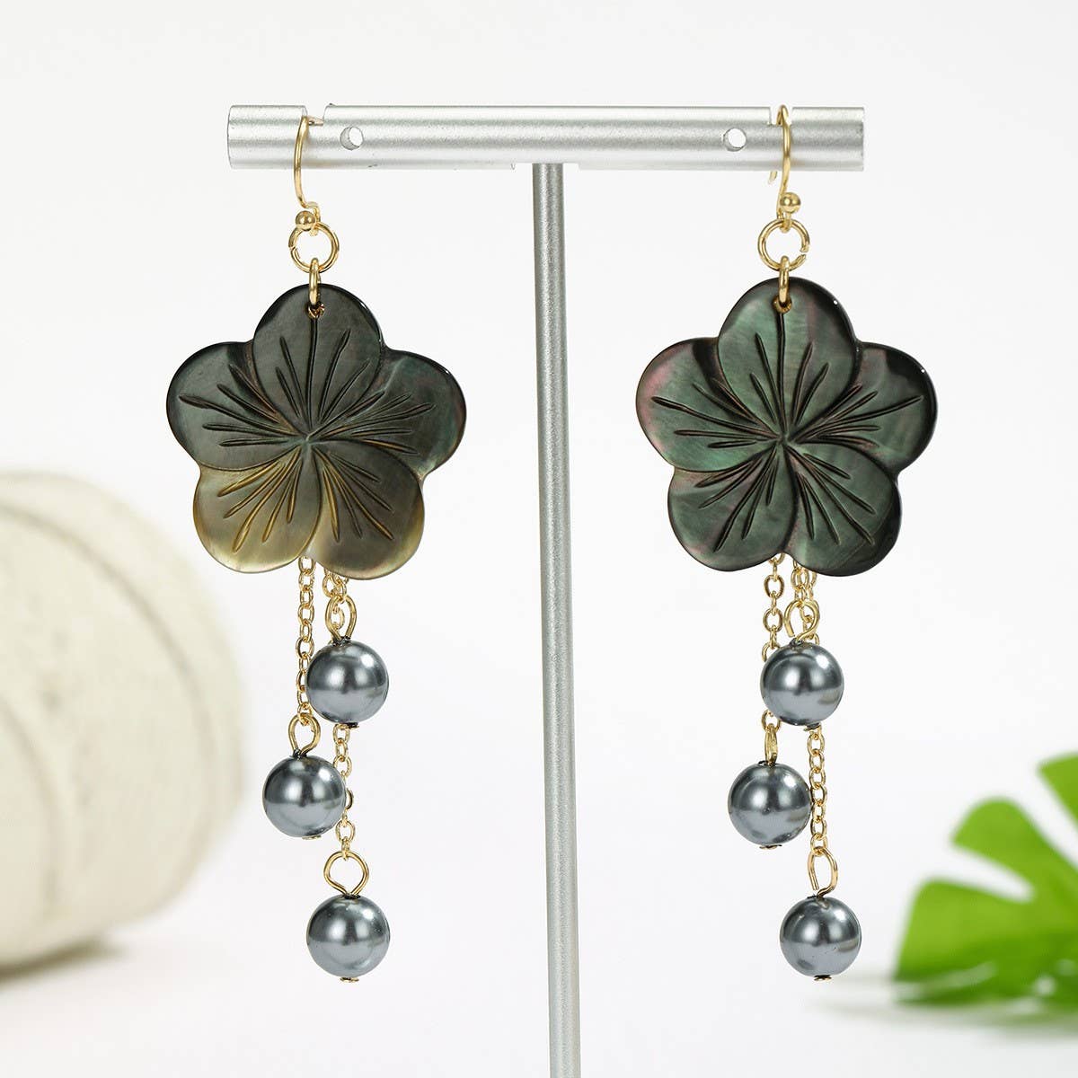 HIGH-GRADE BLACK SHELL TASSEL BLACK BEAD EARRINGS