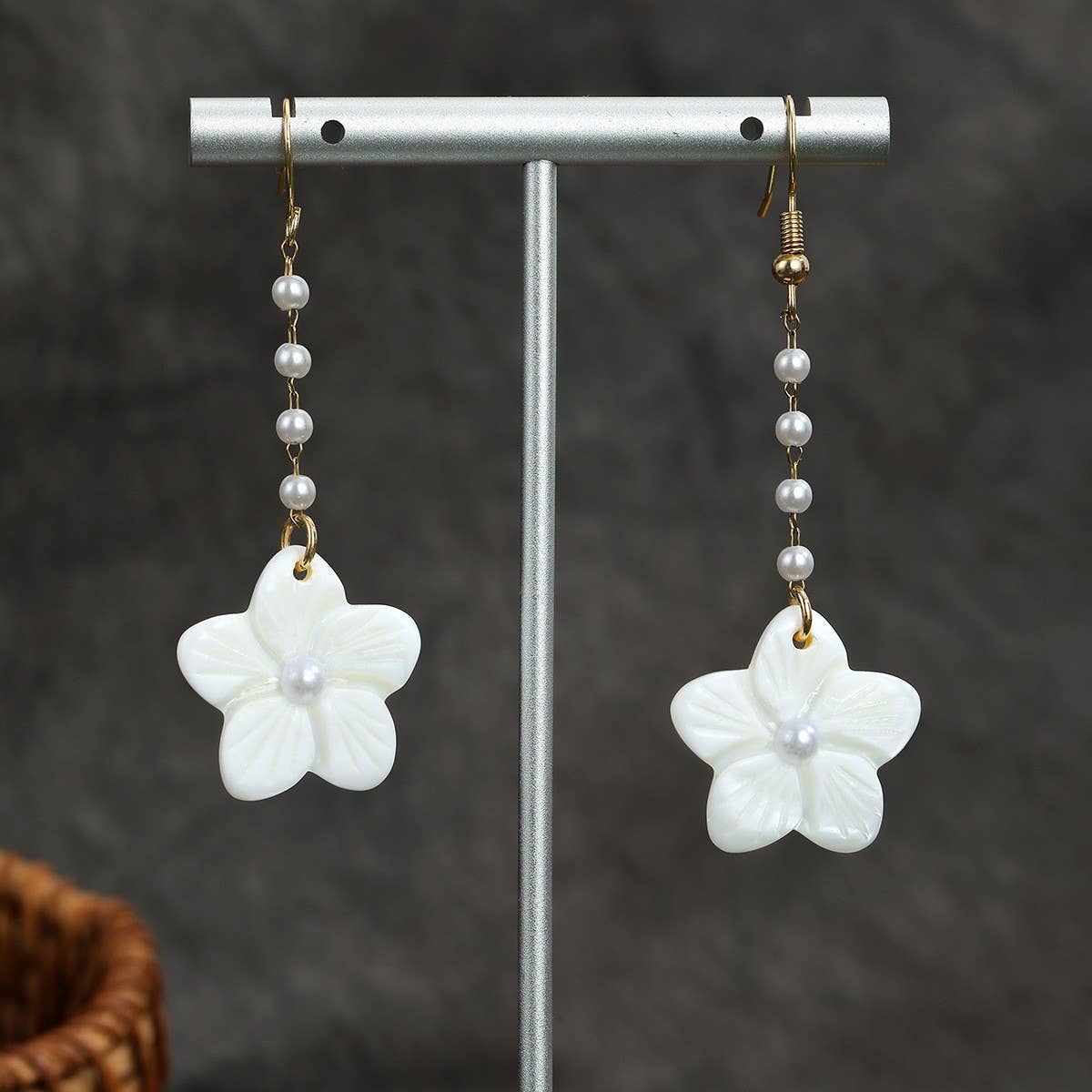 FASHIONABLE TEARDROP-SHAPED SHELL METAL EARRINGS