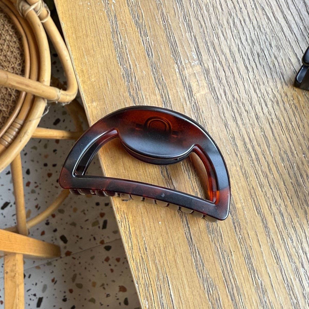 CWAHA4553_BUTTERFLY BUCKLE 7CM HOLLOW SEMICIRCLE HAIRPIN