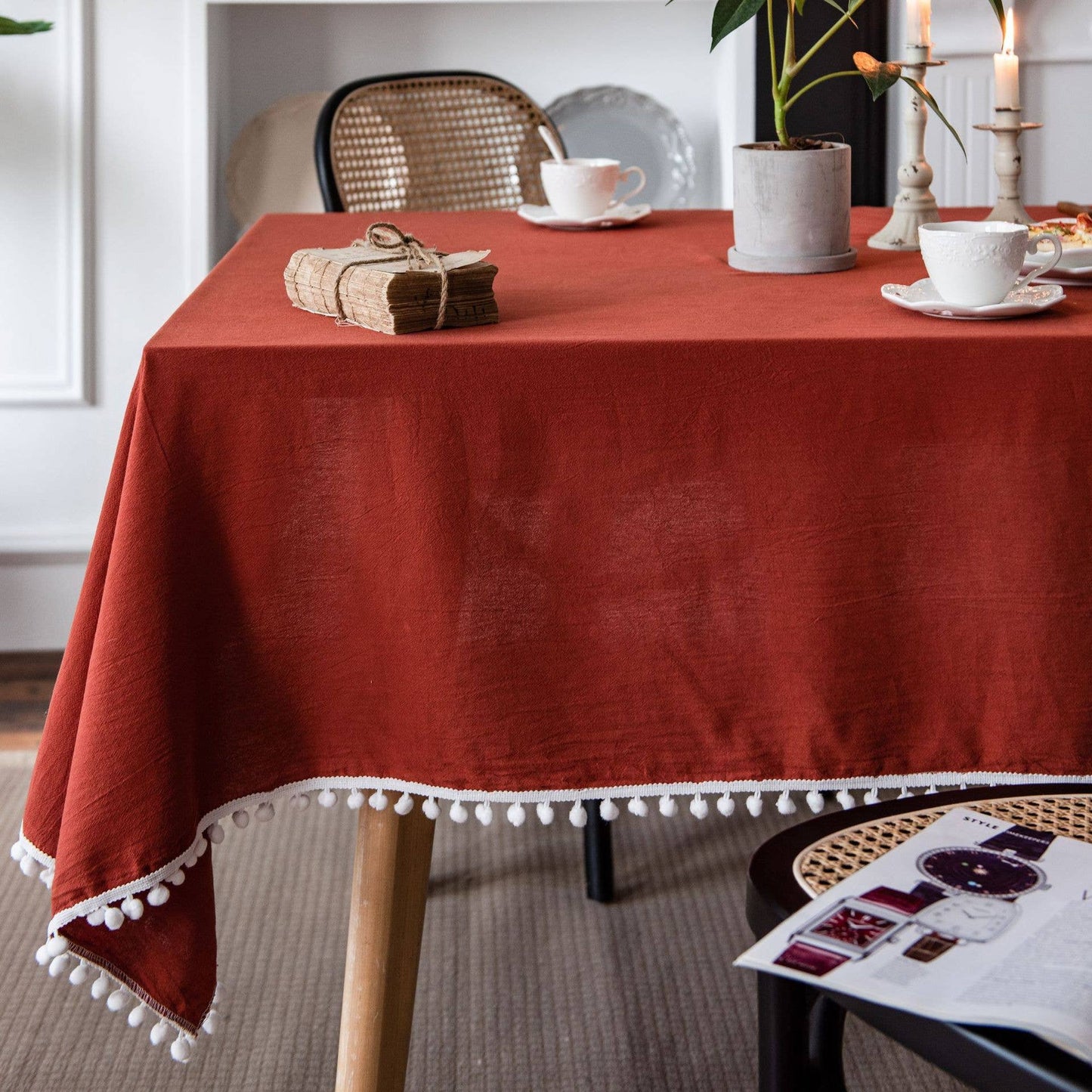 TASSEL DETAILED COZY TABLECLOTH