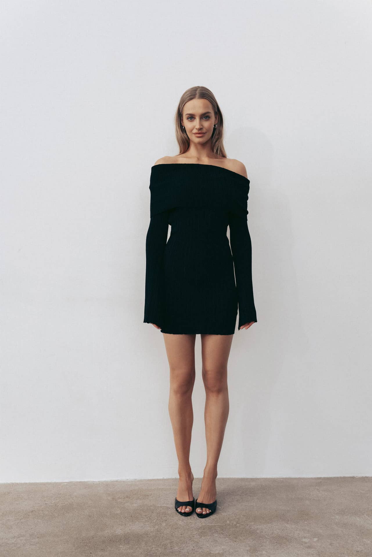 Off-the-shoulder, hip-hugging one-shoulder dress