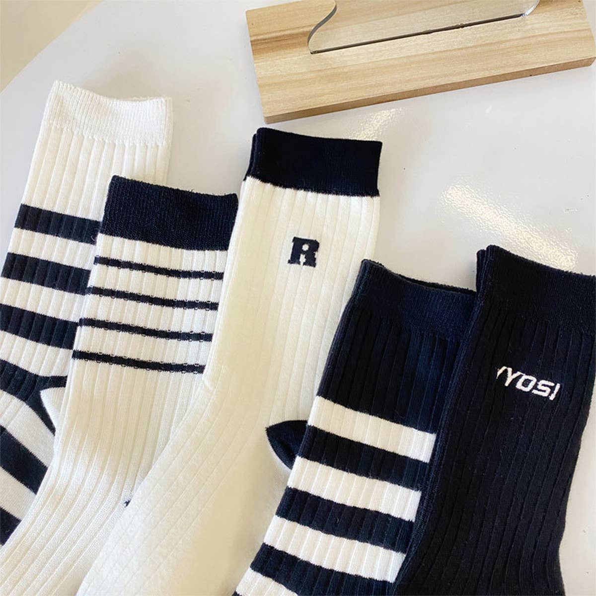 SIMPLE BLACK AND WHITE STRIPED SOCKS