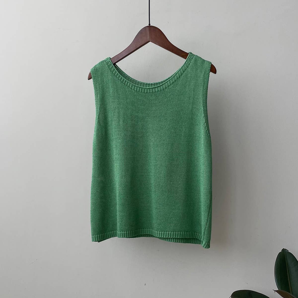 SIMPLE SOLID COLOR U-NECK KNIT VEST