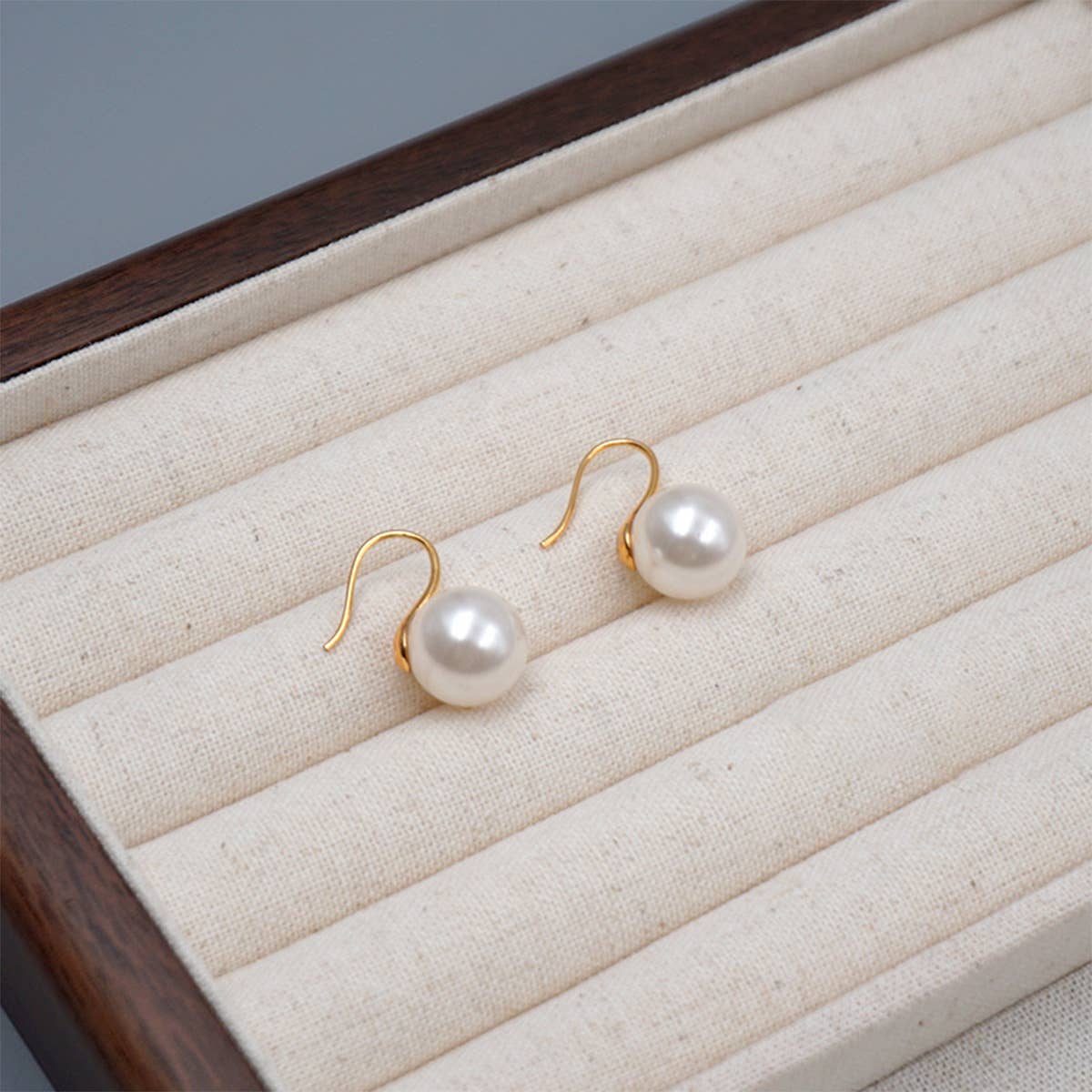 SMALL LIGHT BULB PEARL ROUND EARRINGS_CWAJE1672