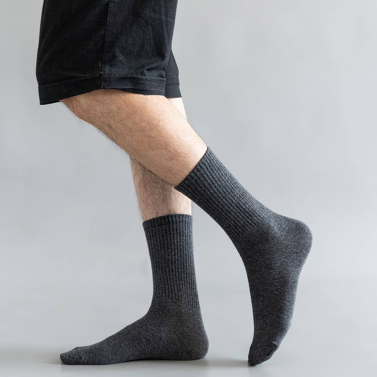 VERSATILE SOLID COLOR CASUAL MID-CALF SOCKS
