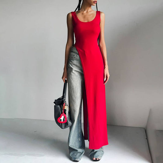 Figure-hugging slit dress with a sense of design