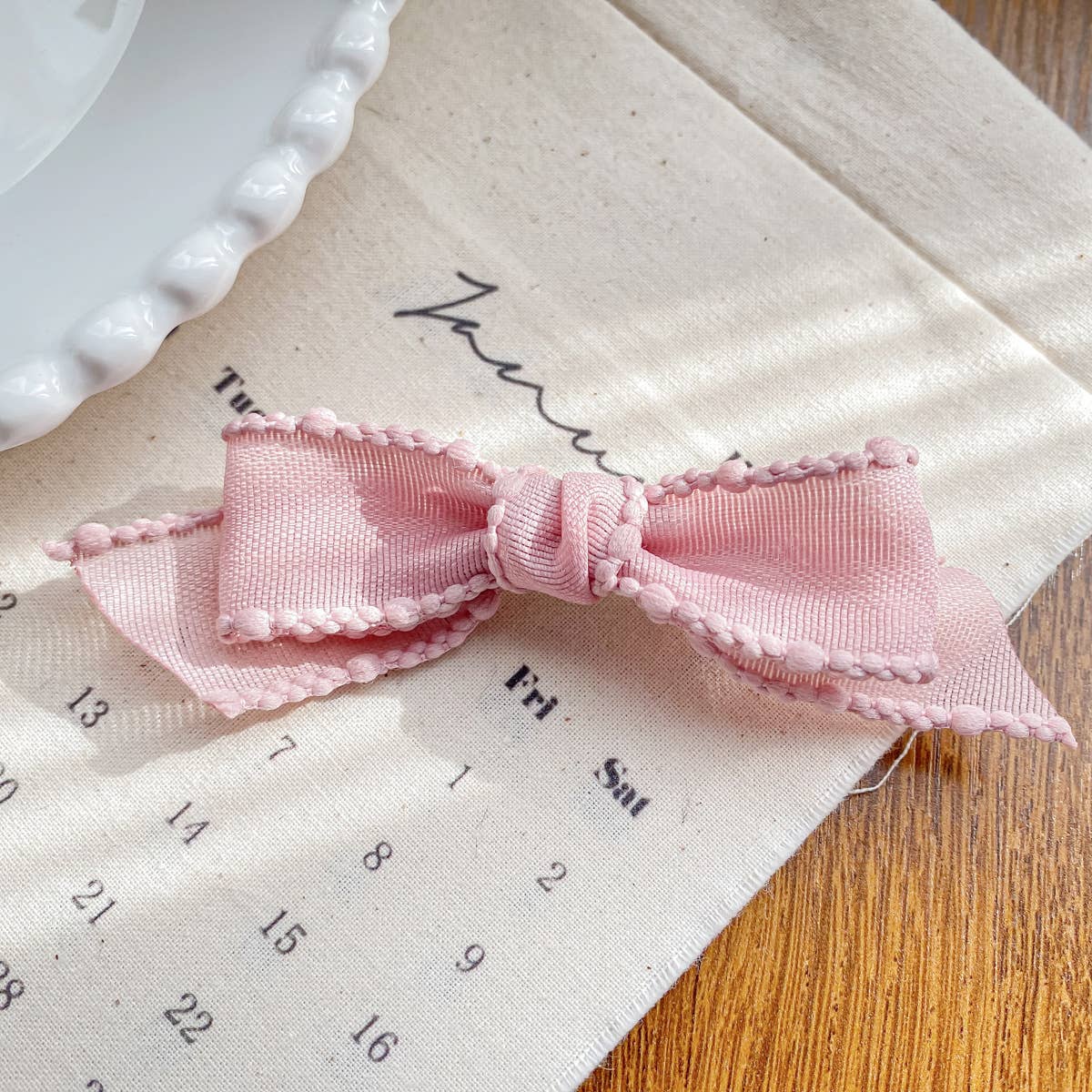 Fashionable and versatile bow tie clip