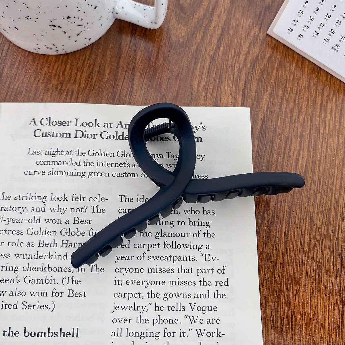 Versatile fashionable hollowed-out grab clip