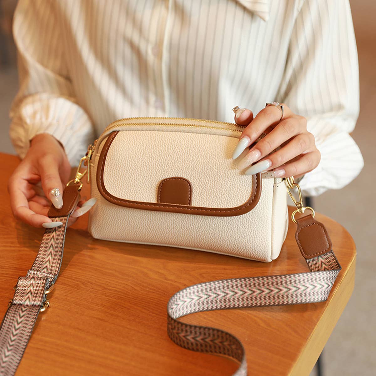 VERSATILE LYCHEE SHOULDER BAG_CWAB2948