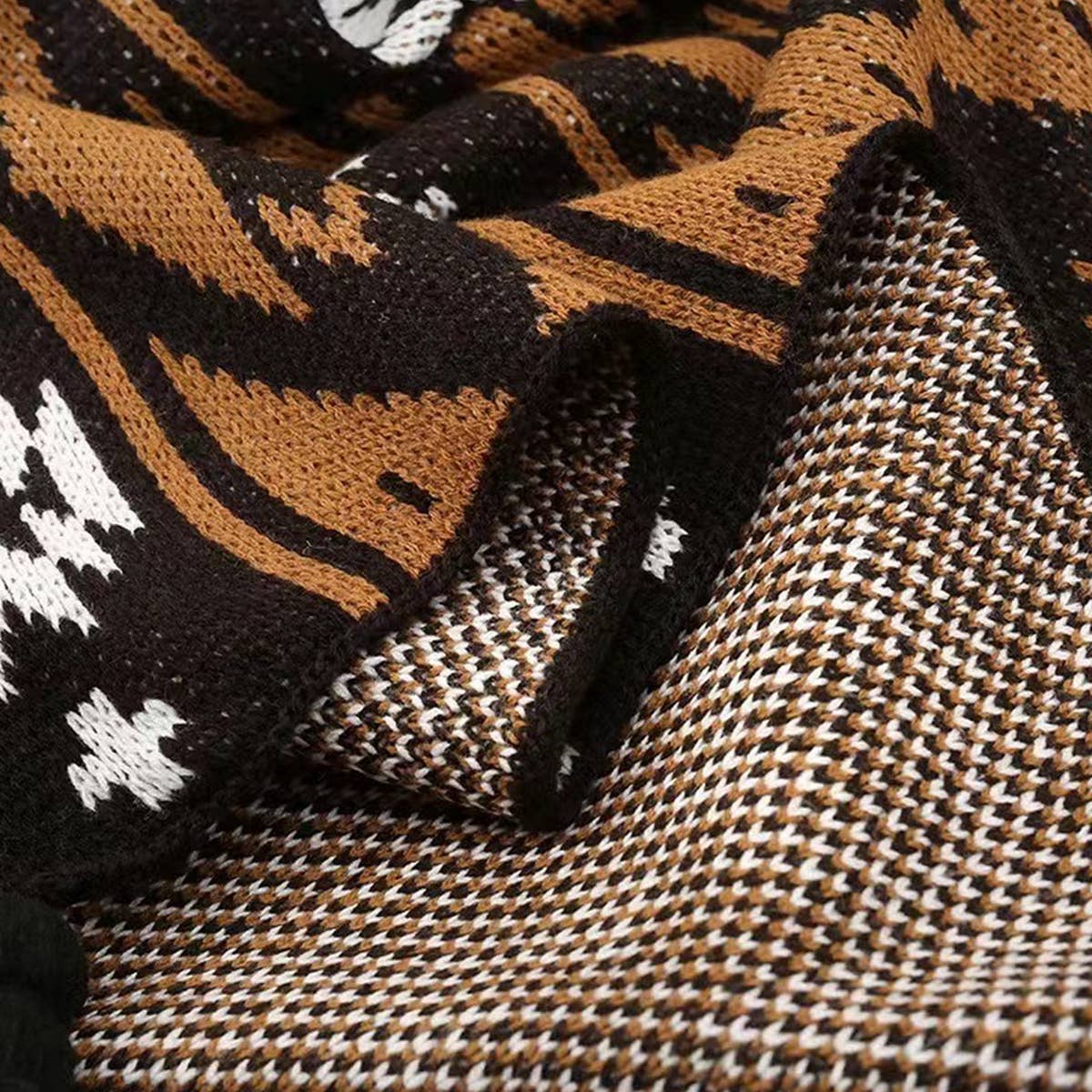 KNITTED GEOMETRIC STRIPE SOFA BLANKET