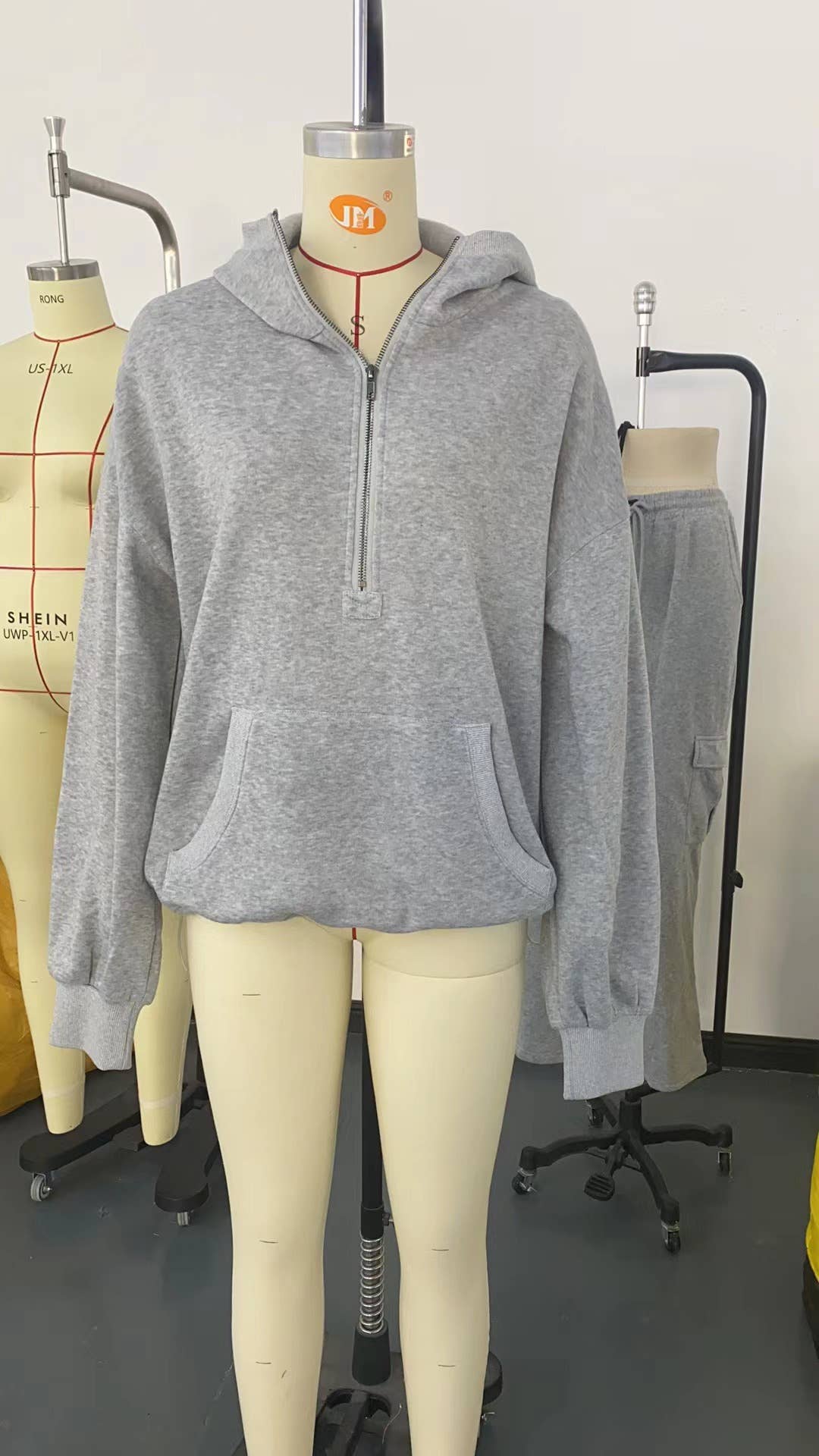 SOLID COLOR HOODED ZIPPER HOODIE