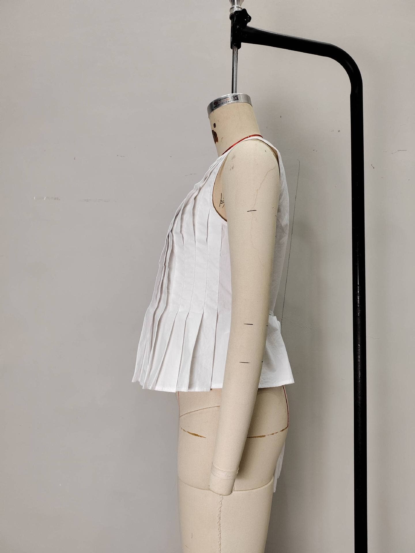 Fashionable solid-color textured vest