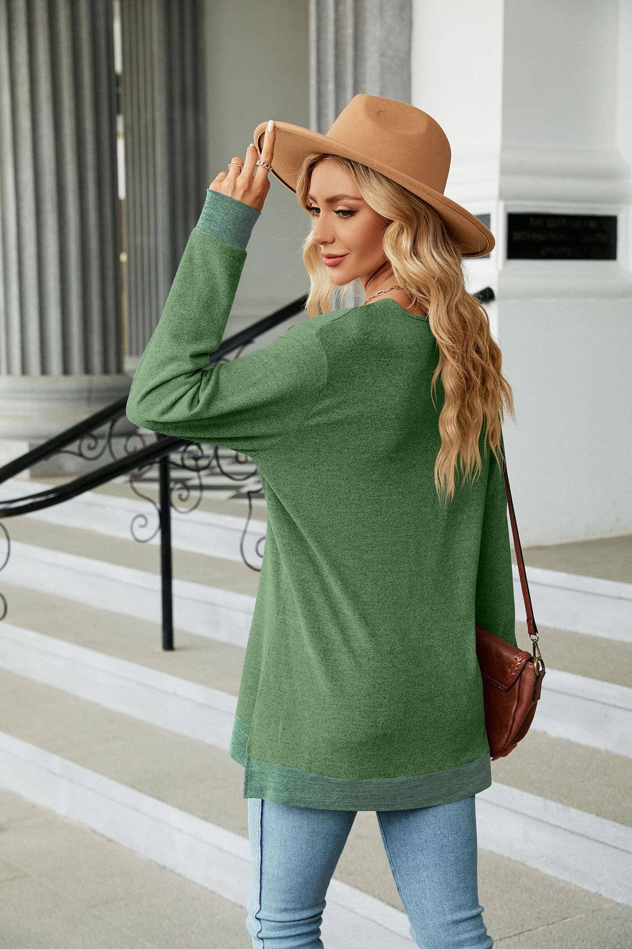 Lace V-neck contrasting color long-sleeved Top
