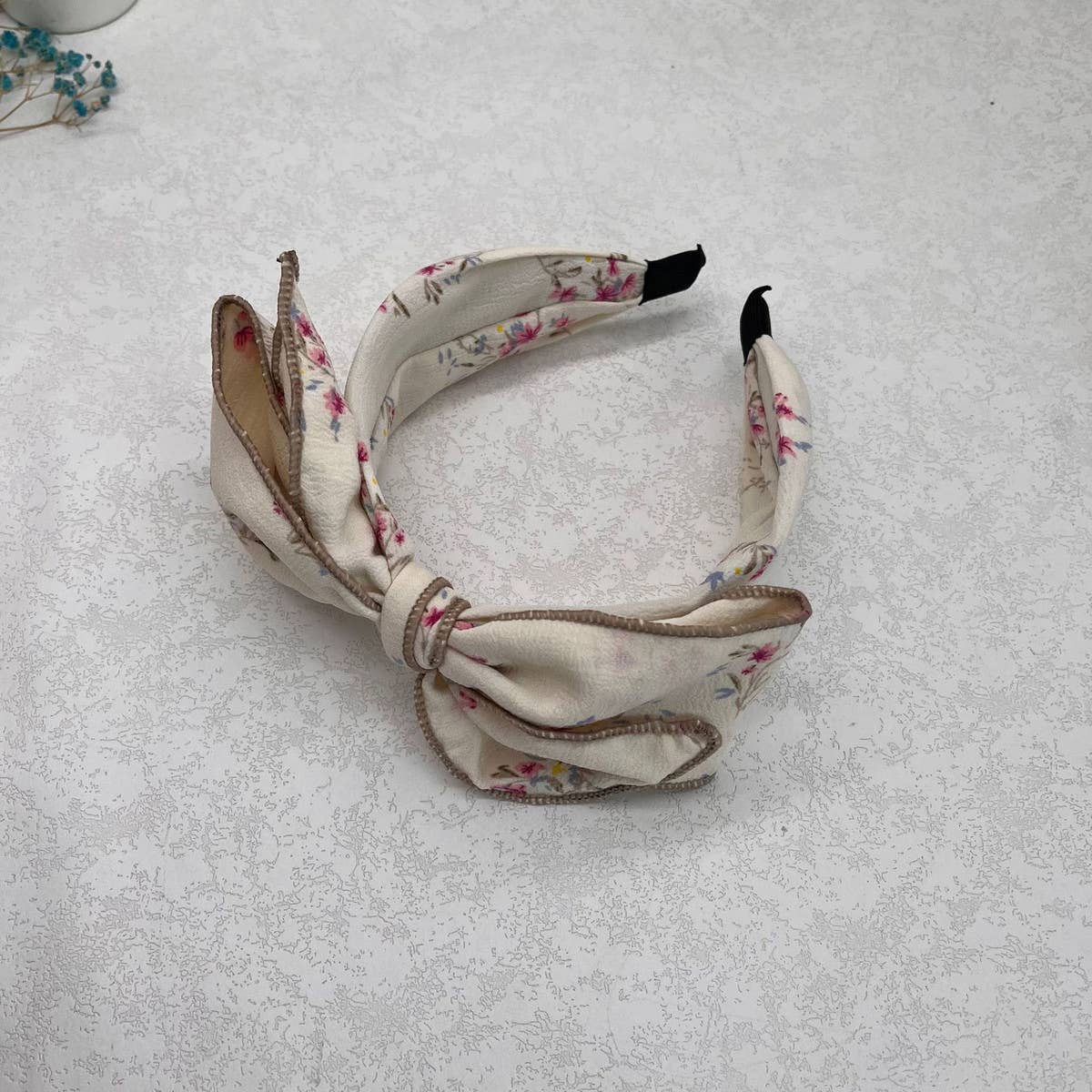 WIDE-BRIMMED FLORAL BOW HEADBAND