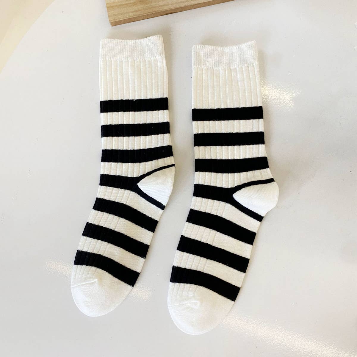 SIMPLE BLACK AND WHITE STRIPED SOCKS