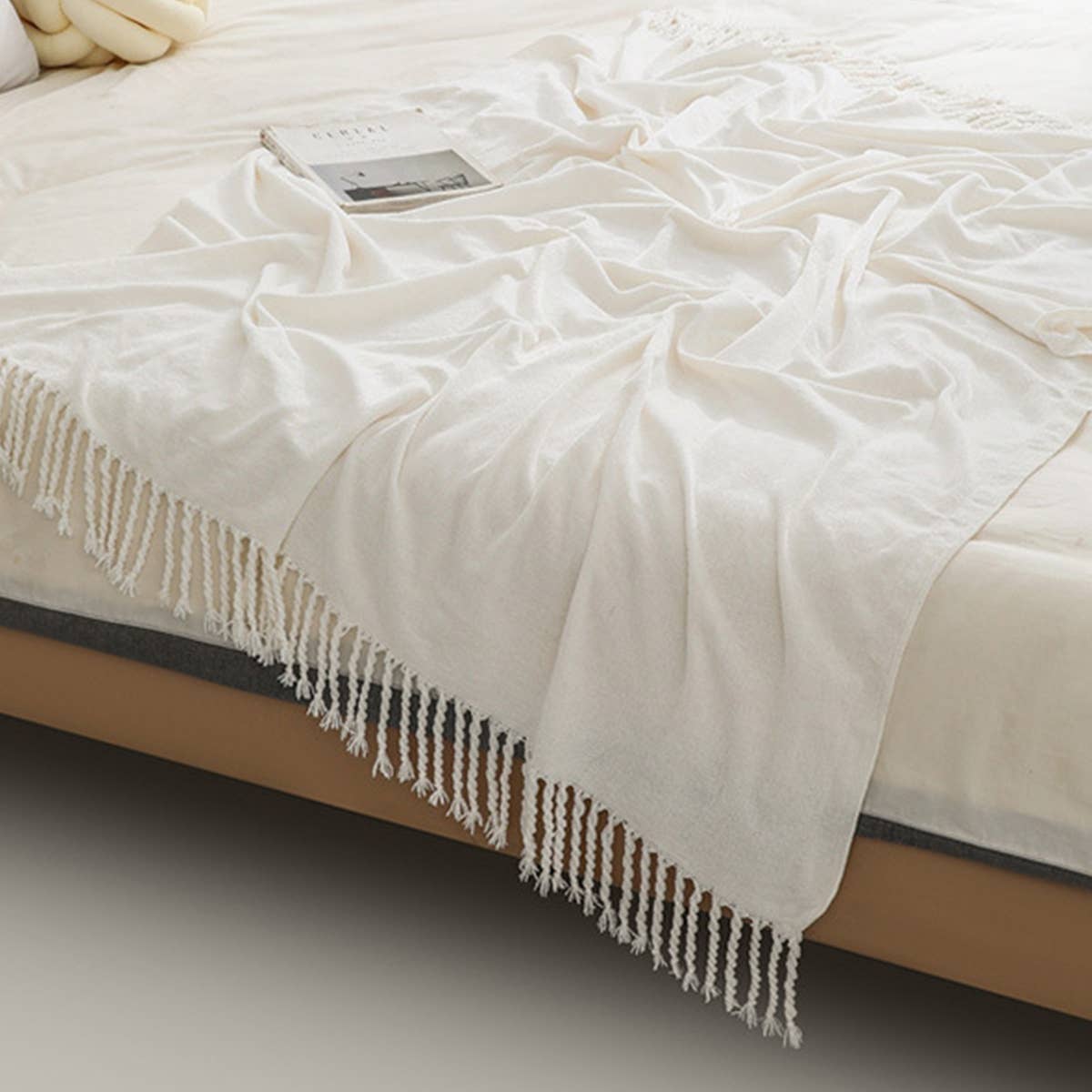 FRINGED SOFT AND WARM KNITTED BLANKET