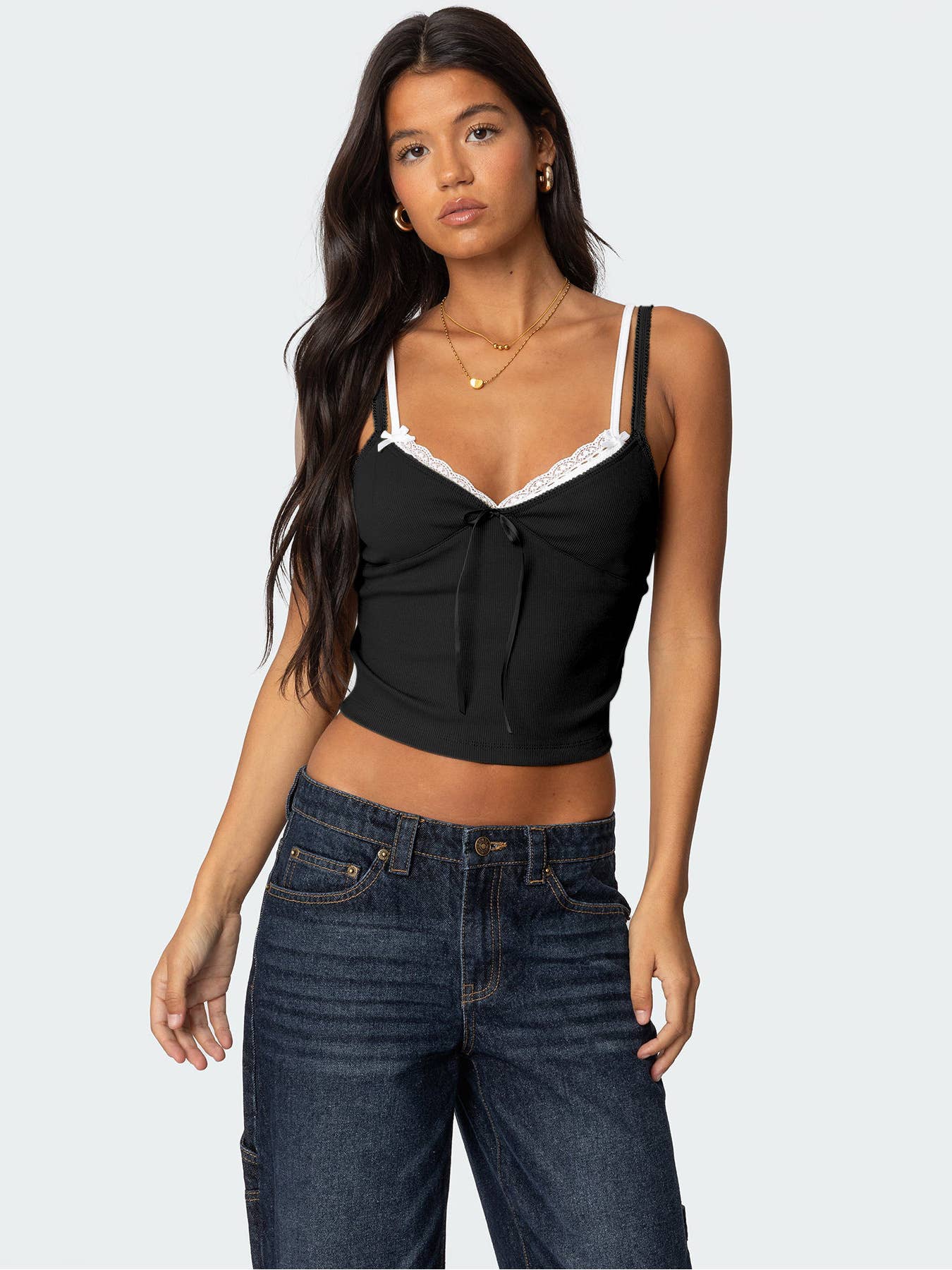 Lace Two low-cut, contrasting color fake pieces