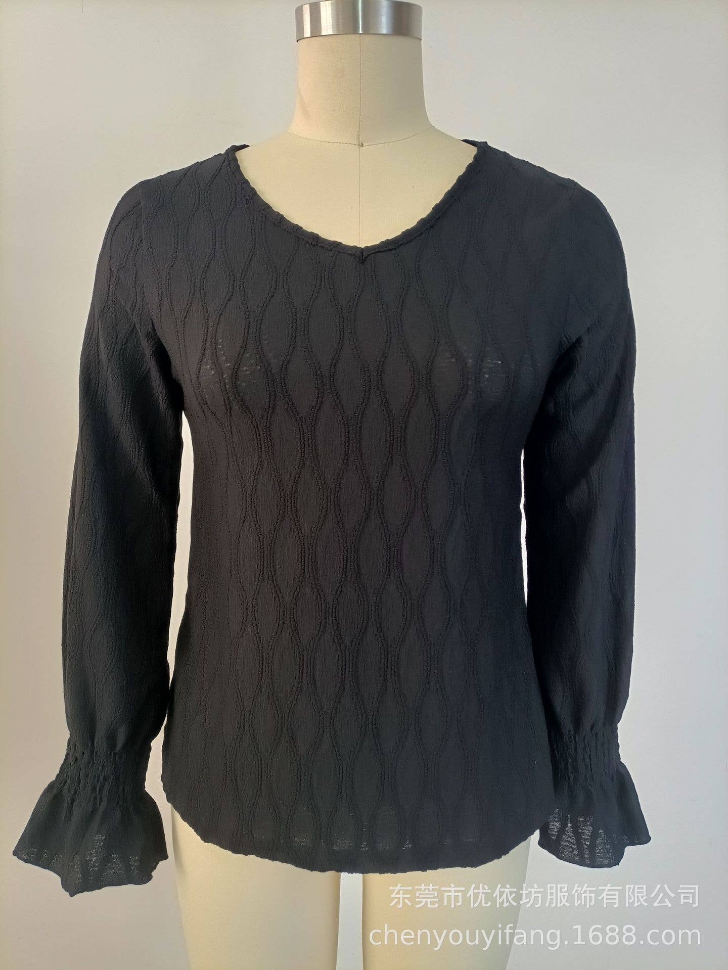 V-NECK LONG SLEEVE FLARED SLEEVE T-SHIRT