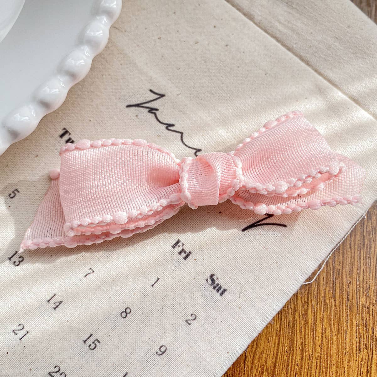 Fashionable and versatile bow tie clip