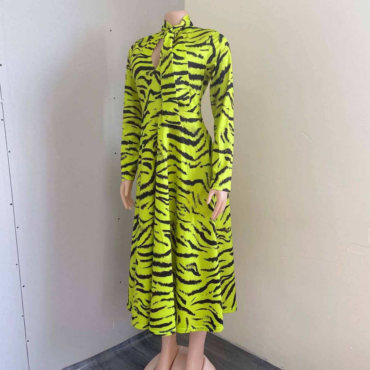 LONG-SLEEVED HIGH-WAISTED OVERSIZED PRINTED DRESS