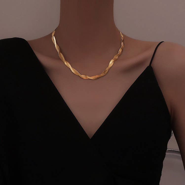 A versatile double-layer stacked chain necklace