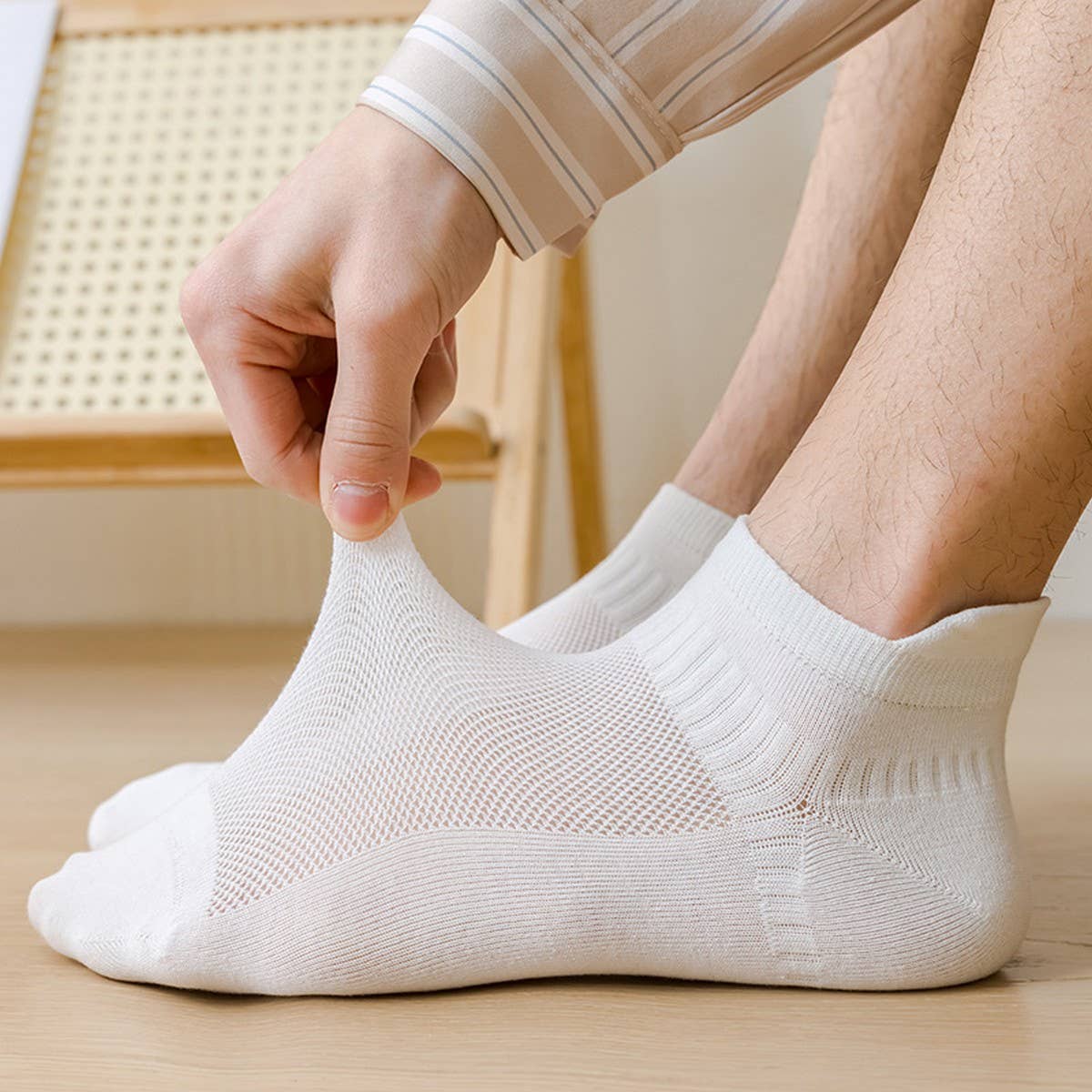 DEODORANT AND SWEAT-ABSORBENT MEN'S SPORTS SOCKS