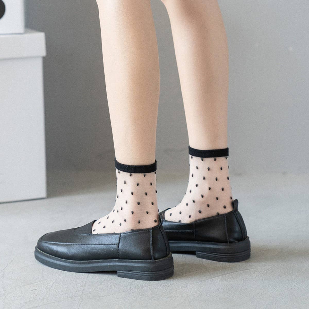 BLACK AND WHITE JACQUARD TRANSPARENT MID-TUBE SOCKS_CWMS0414