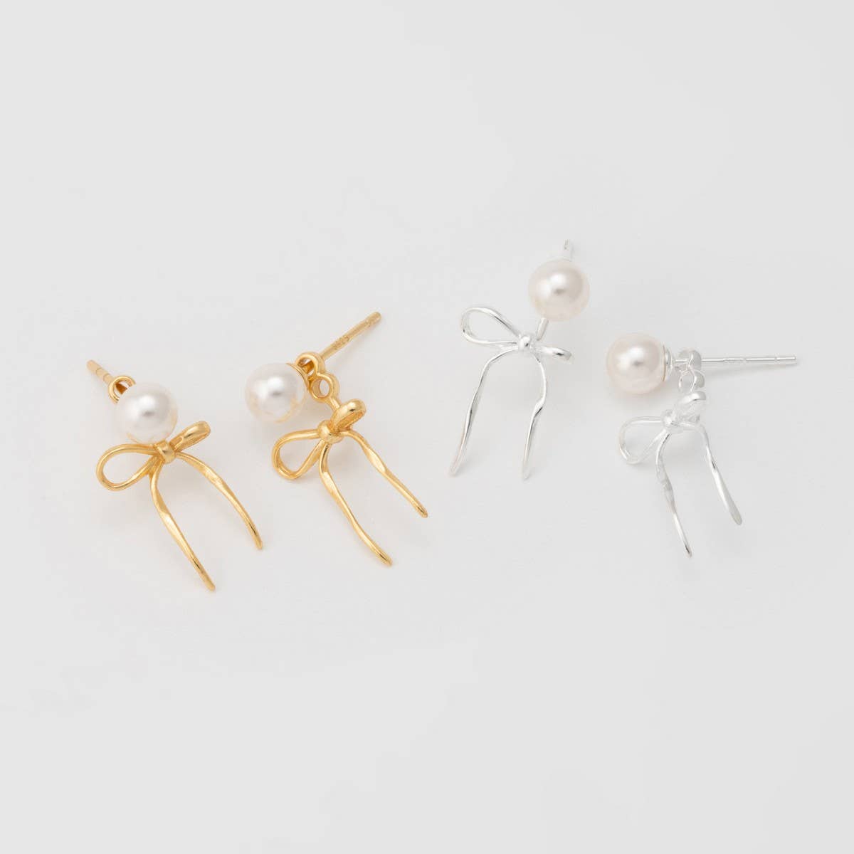 Sweet and elegant pearl bow earrings