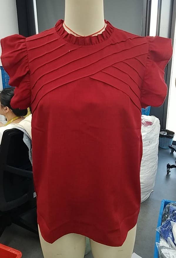 Solid color shirt with pleated shoulder sleeves