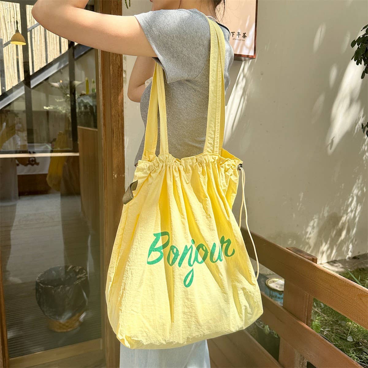 CWAB3903_LETTERING PRINT DRAWSTRING SHOULDER BAG