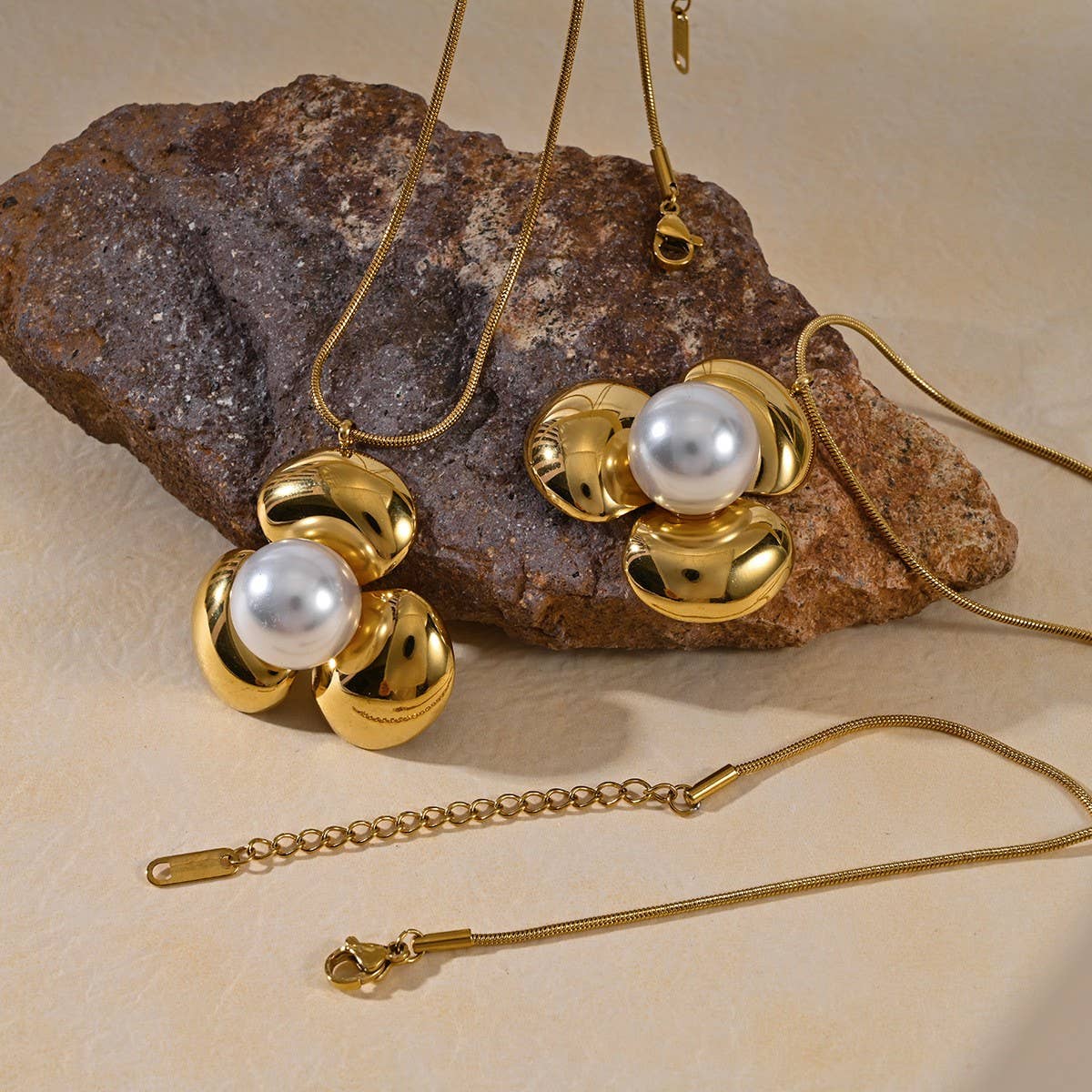 Minimalist Flower Pearl Necklace 18K Gold Plated