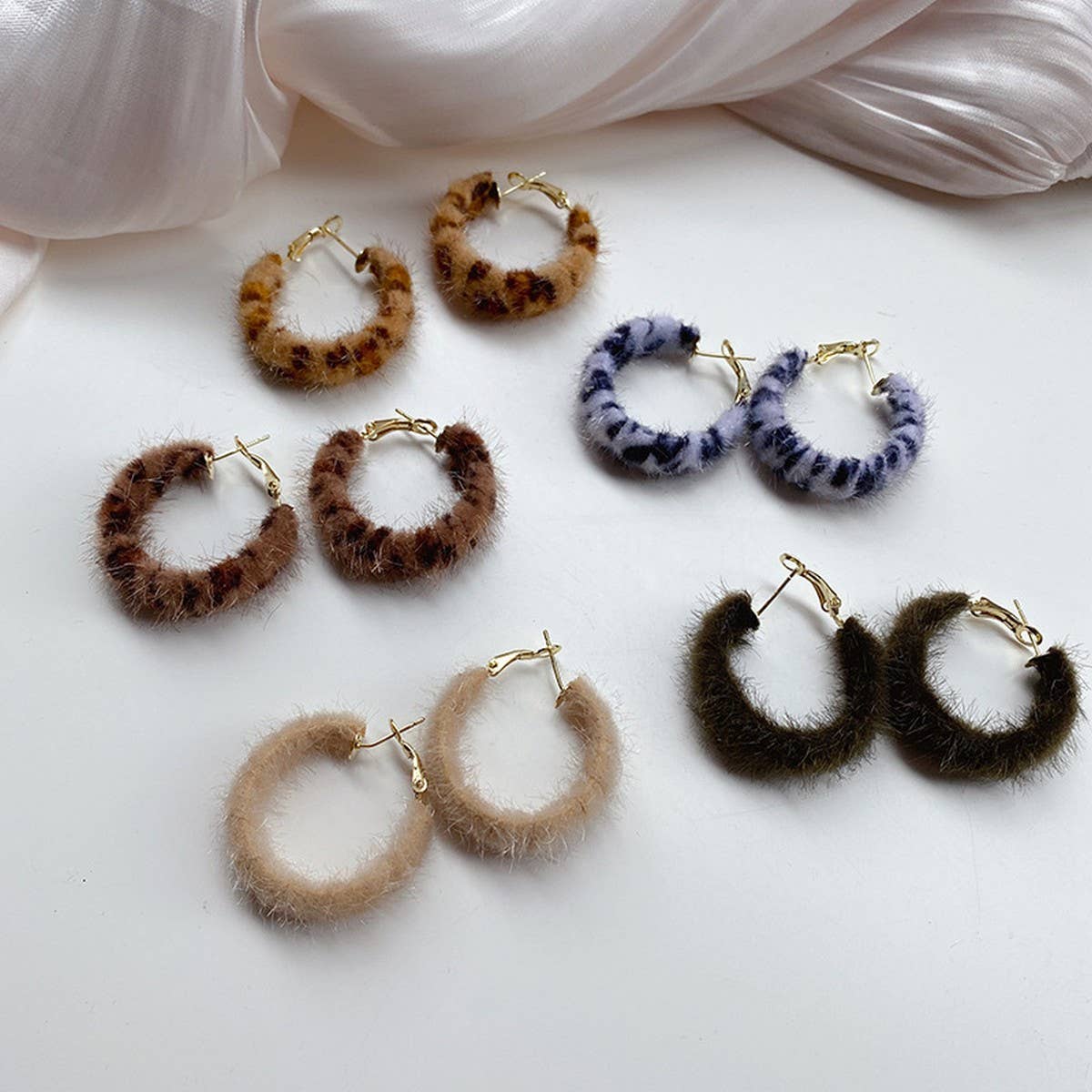 HONG KONG STYLE SHORT VELVET C HOOP EARRINGS