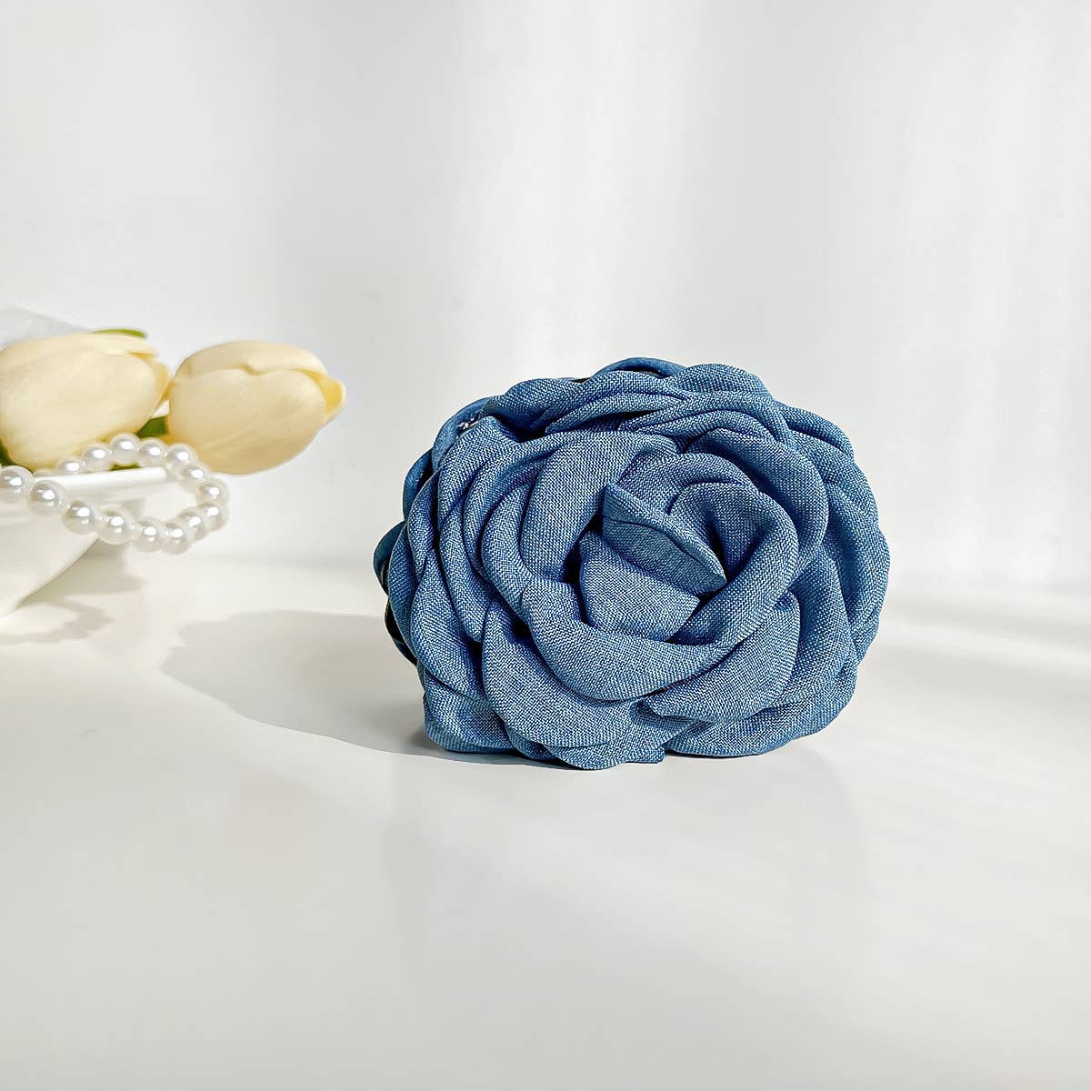 Three-dimensional solid fabric rose grasping clip