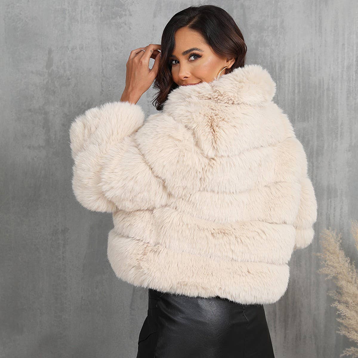 Women??¢s Faux Fur Zip-Up Short Coat Stand Collar_CWMM9121