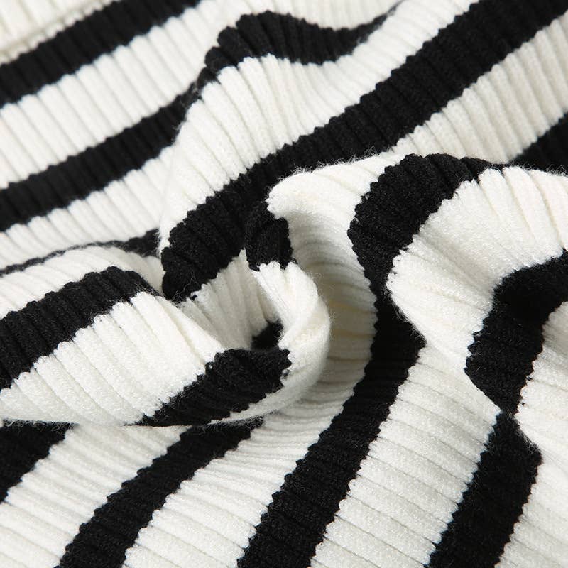 SLOUCHY SWEATER CONTRASTING LINE NECK AND STRIPES