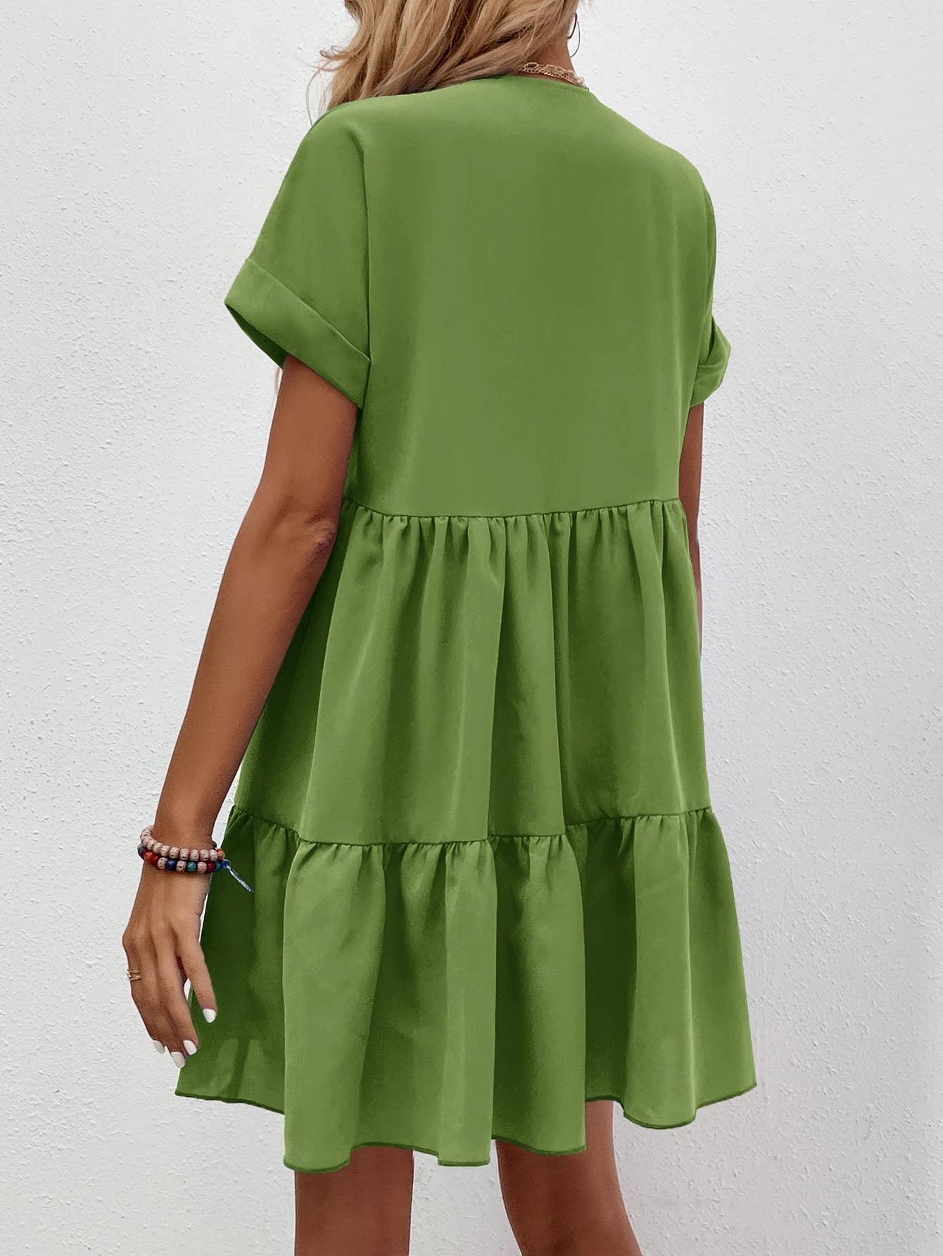 A casual, loose V-neck, large-hem short dress