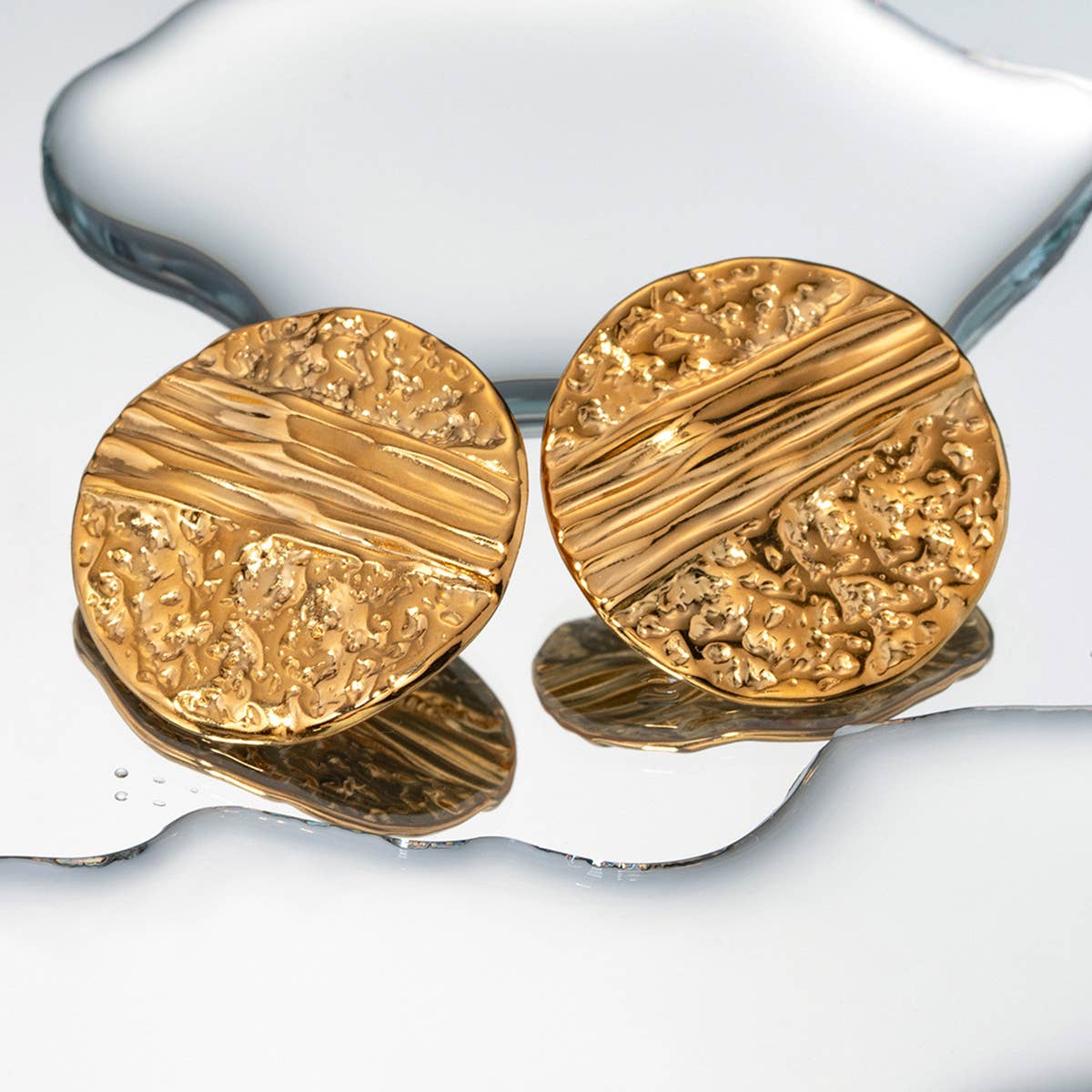 PLEATED HAMMERED ROUND DESIGN EARRINGS_CWAHA0895