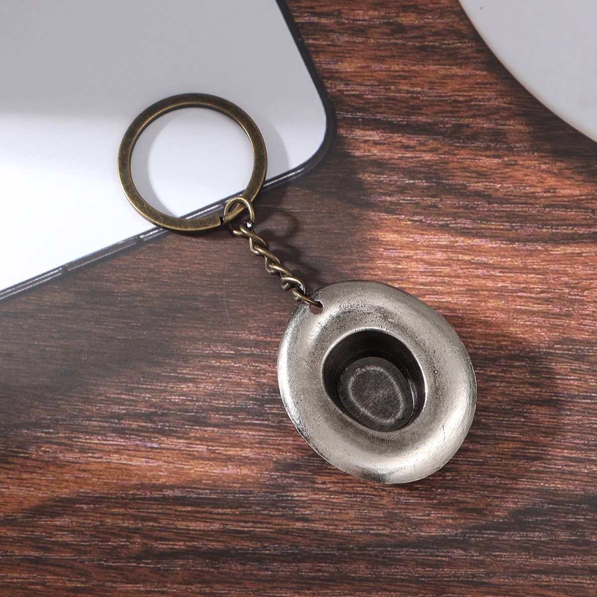 VINTAGE STYLE WESTERN COWBOY HAT PENDANT KEYCHAIN