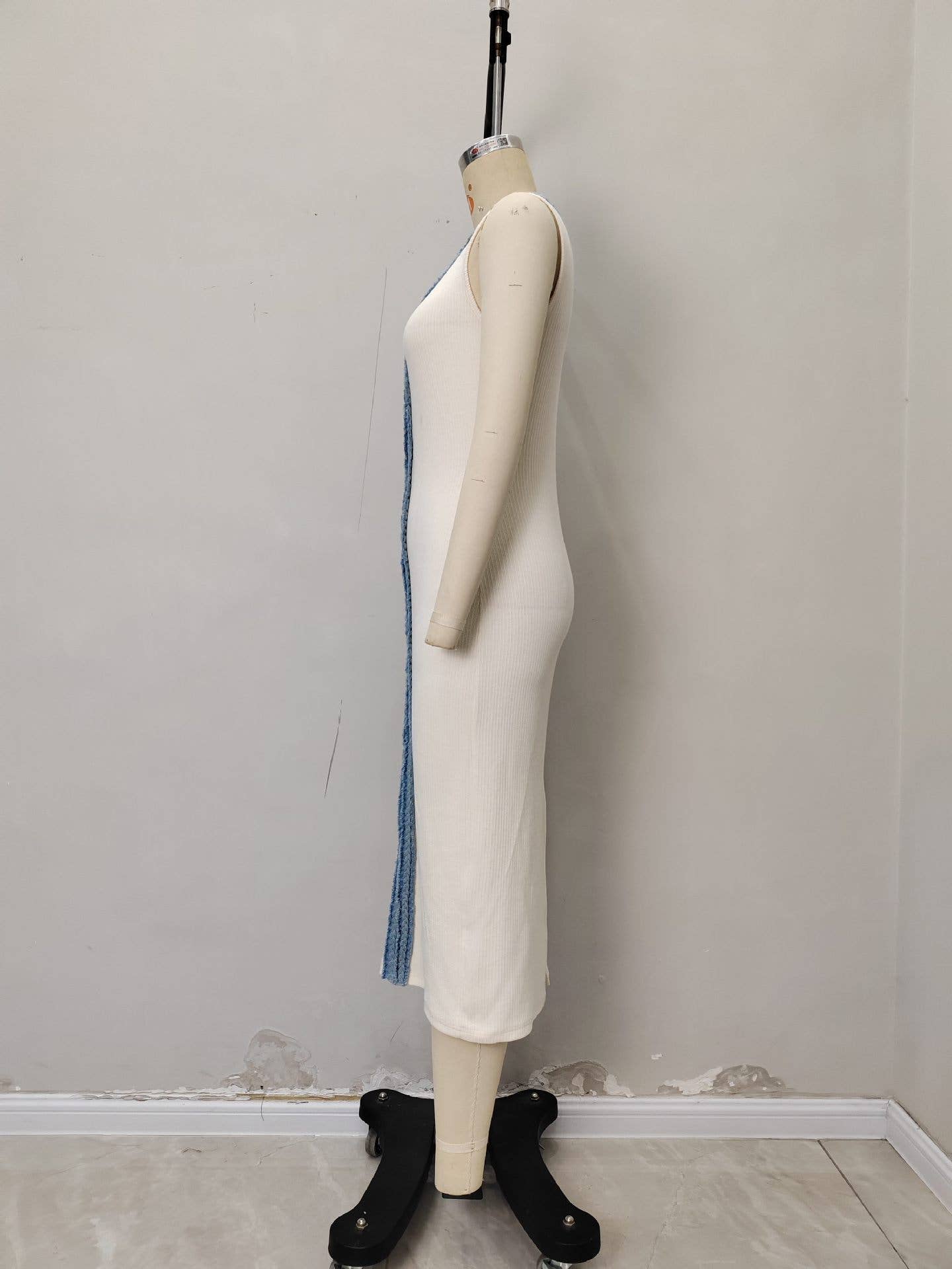 Knitted fine-textured sleeveless V-neck dress