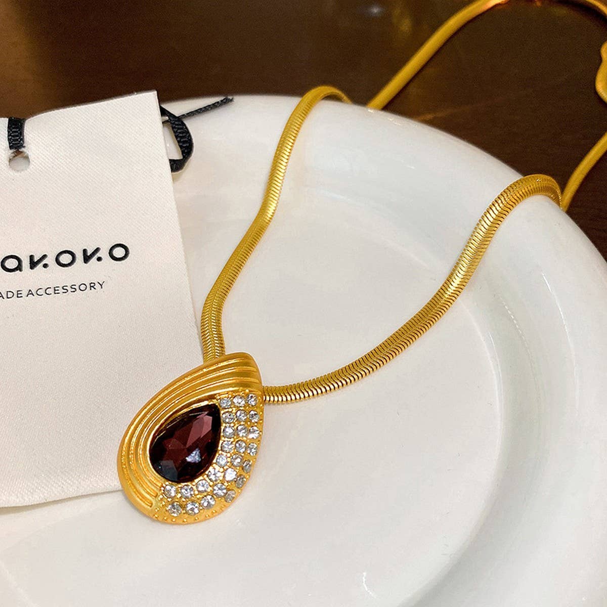 RETRO WATER DROP LIGHT LUXURY PENDANT NECKLACE