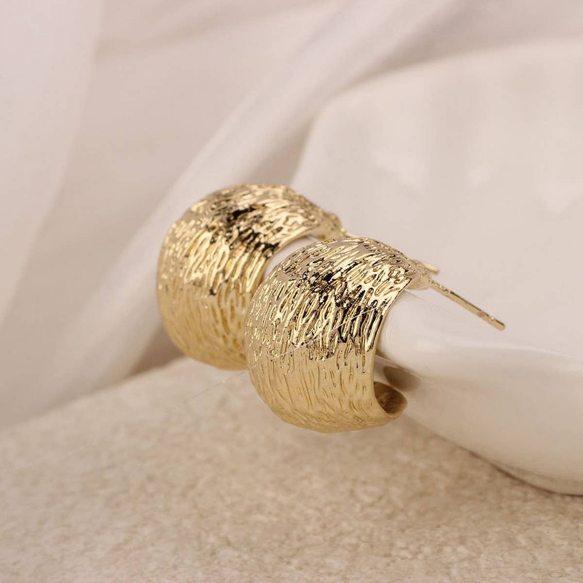 NEW SIMPLE HOLLOW FLOWER ENAMEL EARRINGS