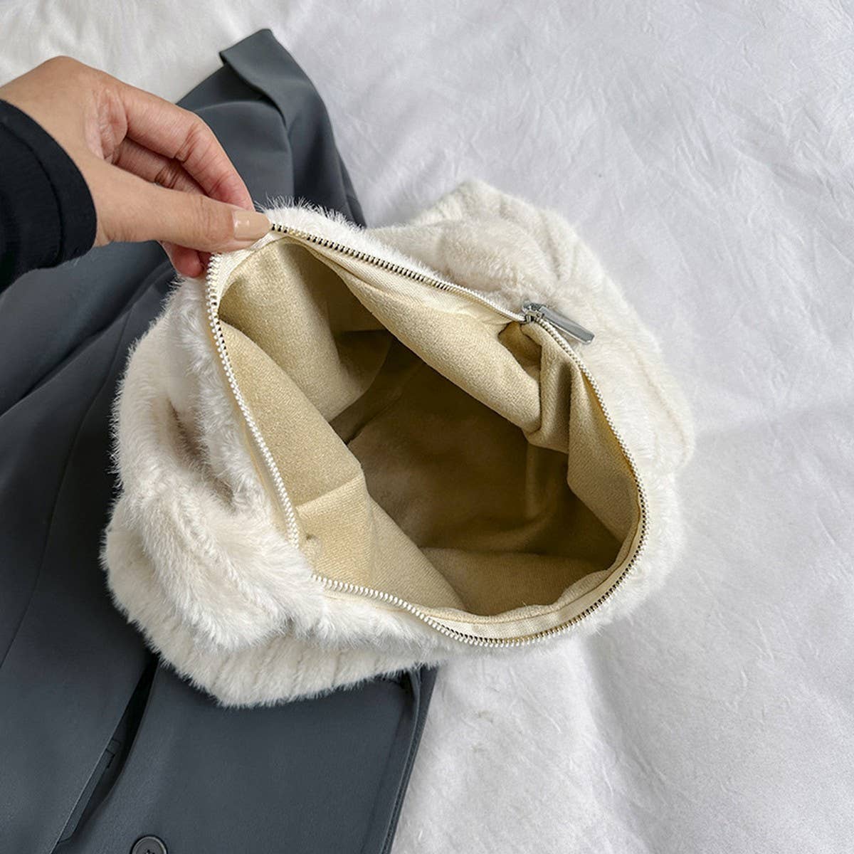 WINTER RETRO SHOULDER LARGE CAPACITY PLUSH BAG_CWAB3956